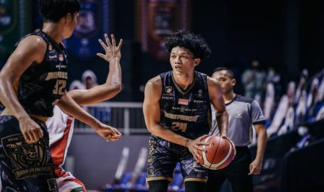 Pemain Bima Perkasa Jogja Indra Muhammad memegang bola dalam pertandingan pertama play-off IBL 2021.