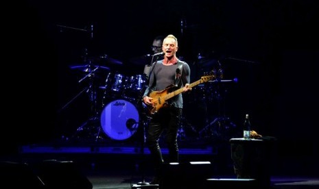 Bassist legendaris asal Inggris, Sting beraksi menghibur penggemarnya dalam konser yang bertajuk 