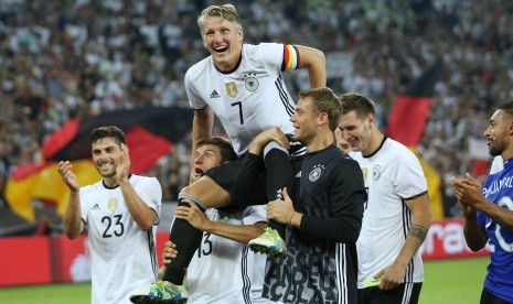 Bastian Schweinsteiger diangkat ke udara oleh rekan setim pada laga terakhirnya bersama timnas Jerman lawan Finladia di stadion Borussia-Park, Muenchengladbach, 31 Agustus 2016. Kiper Jerman, Manuel Neuer yakin Scheweinsteiger bisa membantu Manchester Unit