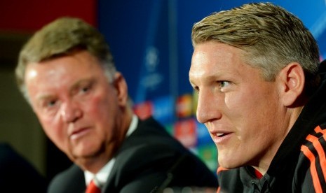 Bastian Schweinsteiger (kanan) dan Louis van Gaal