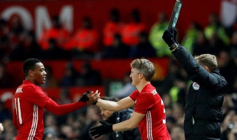 Bastian Schweinsteiger (kanan) masuk menggantikan Anthony Martial.