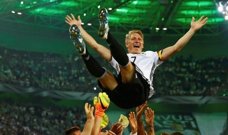 Bastian Schweinsteiger seusai laga terakhirnya bersama timnas Jerman.