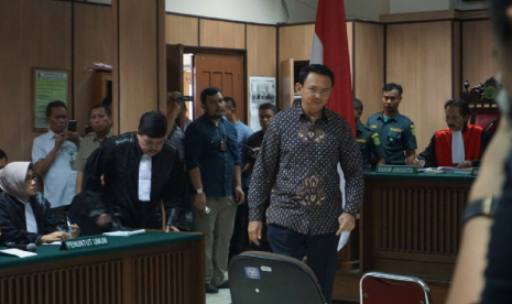 Basuki Tjahaja Purnama (Ahok) hadir di persidangan, Selasa (27/12).