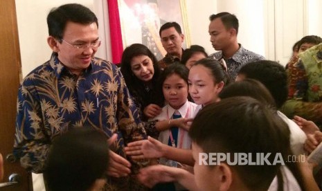  Basuki Tjahaja Purnama atau Ahok saat bertemu langsung dengan para murid dari sekolah-sekolah yang mendapat penghargaan dari BPOM sebagai sekolah pangan aman.