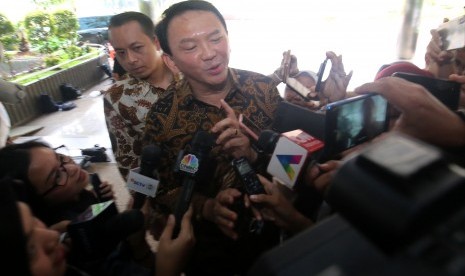 Basuki Tjahaja Purnama atau akrab disapa Ahok menjawab pertanyaan wartawan saat tiba di Kantor Kementerian BUMN, Jakarta, Senin (25/11/2019).