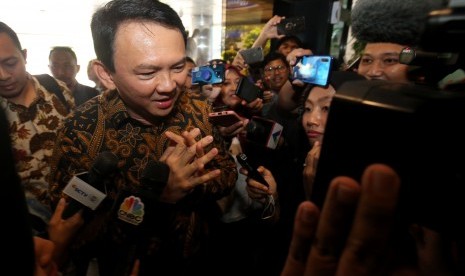 Basuki Tjahaja Purnama atau akrab disapa Ahok menjawab pertanyaan wartawan saat tiba di Kantor Kementerian BUMN, Jakarta, Senin (25/11/2019).