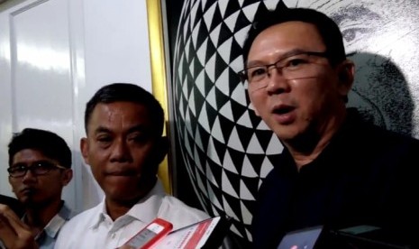 Basuki Tjahaja Purnama (BTP) atau Ahok (kanan) di rumah dinas Ketua DPRD DKI Jakarta Prasetio Edi Marsudi (kiri kedua), Jakarta Pusat, Selasa (30/4) sore.