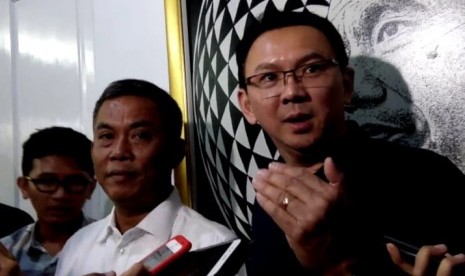 Basuki Tjahaja Purnama (BTP) atau Ahok (kanan) di rumah dinas Ketua DPRD DKI Jakarta Prasetio Edi Marsudi (kiri kedua), Jakarta Pusat, Selasa (30/4) sore.