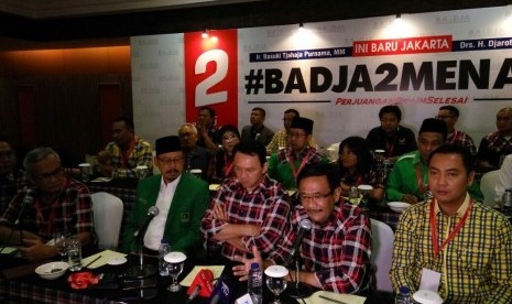 Basuki Tjahaja Purnama-Djarot Saiful Hidayat memberikan keterangan pers soal telatnya agenda penetapan pemilihan gubernur dan wakil gubernur DKI Jakarta 2017 putaran kedua di Hotel Borobudur, Jakarta, Sabtu (4/3).