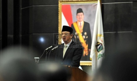 Basuki Tjahaja Purnama saat pidato tentang Raperda, rencana zonasi wilayah pesisir dan pulau-pulau kecil tahun 2015-2035, Kepariwisataan; dan pelestarian kebudayaan Betawi, di Gedung DPRD DKI Jakarta, Kamis (23/4). (Republika/Rakhmawaty La'lang)