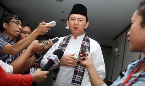 Basuki Tjahaja Purnama (tengah)