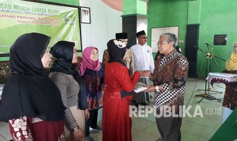 BATANG -- Kementerian Agama (Kemenag) melakukan pembinaan terhadap warga lokalisasi di Balai Desa Banyuputih, Kecamatan Banyuputih, Kabupaten Batang, Jawa Tengah, Sabtu (12/5). Kegiatan pembinaan ini diluncurkan oleh Direktur Penerangan Agama Islam Kementerian Agama (Kemenag), Khoiruddin. 