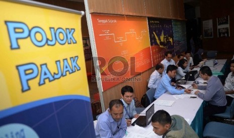 Batas Akhir Pelaporan SPT Pajak Tahunan: Aktivitas pembayaran pajak di Galeri Kantor Pusat Ditjen Pajak, Jakarta, Rabu (18/3). 