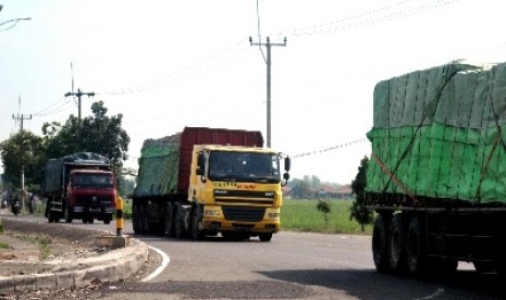   Batas Operas Angkutan Barang. Truk pengangkut barang melintas di kawasan Indramayu, Jawa Barat, Rabu (23/7). Pada arus mudik tahun ini kendaraan angkutan barang di Jalur Pantura sudah berhenti beroperasi sejak H-7 kecuali kendaraan pengangkut sembako dan