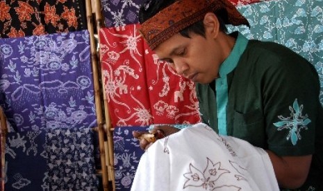 Batik Bogor yang disesuaikan dengan karakter kota Bogor seperti kujang, tanduk rusa, bunga bangkai tersebut menjadi salah satu produksi andalan.