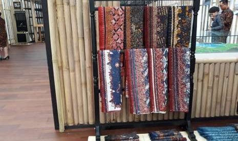 Batik Lasem salah satu kain tradisional Nusantara yang ikut dipamerkan di Paviliun Indonesia dalam Pertemuan Tahunan Dana Moneter Internasional (IMF) - Bank Dunia (World Bank) 2018 Bali. 