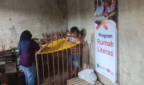 Batik merupakan situs warisan budaya Indonesia yang mesti kita lestarikan. Itu sebabnya di dusun Ngumpul, Jawa Tengah, Rumah Zakat memberikan dukungan kepada ibu-ibu di desa tersebut untuk belajar membatik dan menjadikannya karya yang layak jual melalui Rumah Literasi.