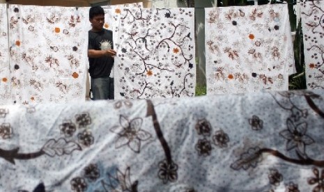 Batik merupakan warisan budaya yang tidak bisa ditukar dengan sehelai kain yang dicetak motif batik.