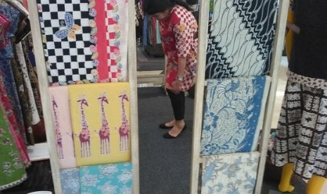 Batik Tulis Jeng Ayu yang menampilkan motif binatang dengan warna-warma terang