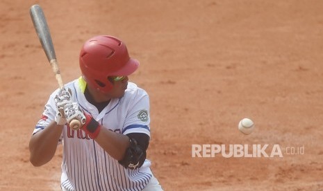 Batter Tim Harimau Adi Susanto bersiap memukul saat bertanding melawan Tim Jatayu dalam test event Asian Games 2018 di Stadion Bisbol, Kompleks Gelora Bung Karno, Senayan, Jakarta, Rabu (2/5).