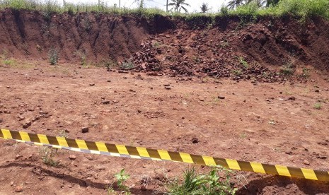 Batu bata berserakan di lokasi proyek jalan tol Pandaan-Malang yang merupakan peninggalan Kerjaaan Majapahit.