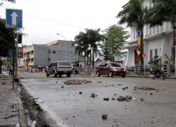 Batu berserakan pascarusuhnya Ambon.