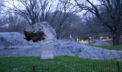 Batu nisan bernama Donald Trump di Central Park, New York.