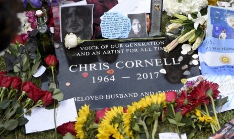 Batu nisan musisi Chris Cornell di Hollywood Forever Cemetery.