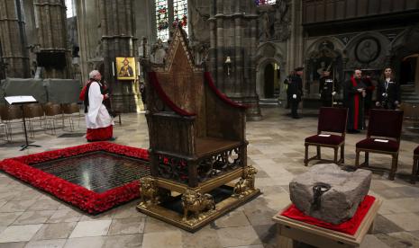 Batu penobatan atau Stone of Scone yang selalu hadir dalam momen raja-raja di Inggris dimahkotai selama berabad-abad akhirnya tiba di London pada Sabtu (29/4/2023). 