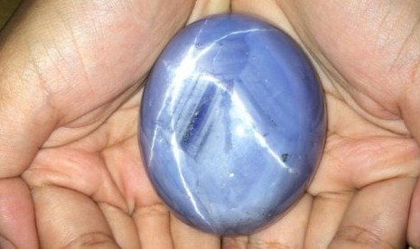 Batu safir bintang biru terbesar di dunia ditemukan di Sri Lanka.