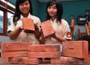 batu bata antigempa karya siswa SMA