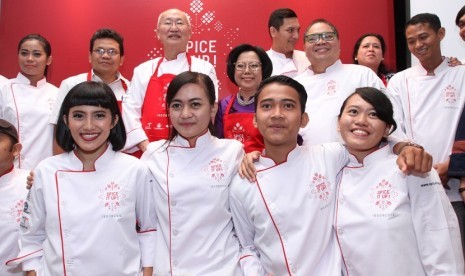 bawah ki-ka: Chef Astrid Enricka bersama tiga siswa/i SMKN 1 Kudus bergabung bersama tim kuliner Indonesia di ajang Frankfurt Book Fair 2015 