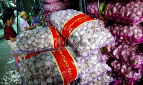  Bawang putih impor di Pasar Induk Kramat Jati, Jakarta, Senin (10/12). (Republika/Prayogi)