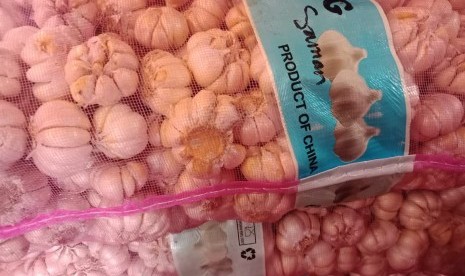 Bawang putih impor yang dijual di Pasar Induk Kramat Jati, Jakarta Timur, Ahad (14/4). 