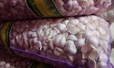 Bawang putih impor yang dijual di Pasar Induk Kramat Jati, Jakarta Timur, Ahad (14/4). 