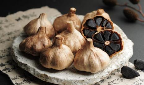 Bawang hitam. Bawang putih hitam baik untuk kesehatan otak karena sebagai anti inflamasi alami