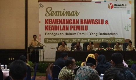 Bawaslu Jabar menilai, pilkada secara langsung oleh rakyat, masih efektif dilaksanakan. Meskipun ada beberapa evaluasi yang harus dilakukan oleh para penyelenggara pemilu.