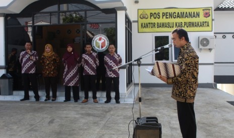 Bawaslu Kabupaten Purwakarta, saat menggelar apel peningkatan pengawasan dalam rangka mengantisipasi politik uang pada saat masa tenang, di halaman kantor Bawaslu, Kelurahan Sindangkasih, Purwakarta, Jumat (12/4). 