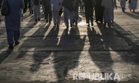  Hikmah Naik Haji dengan Jalan Kaki. Foto: Bayangan langkah kaki jamaah haji berjalan menuju jamarat.