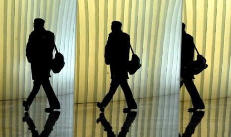 Bayangan seorang laki-laki yang sedang berjalan di World Financial Center, New York, 24 February 2011