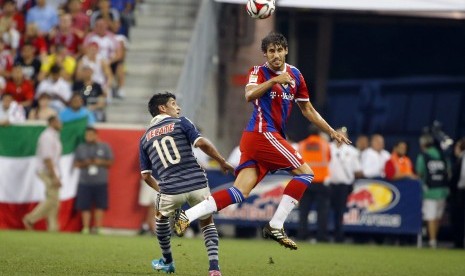 Bayern Munich midfielder Javi Martinez (8) heads the ball against Chivas Guadalajara midfielder Ángel Reyna (10) during the first half at Red Bull Arena.