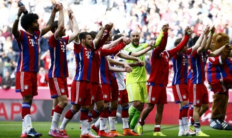 Bayern Munich players celebrate after their German first division Bundesliga soccer match against Eintracht Frankfurt in Munich, April 11, 2015. Bayern won the match 3-0. 