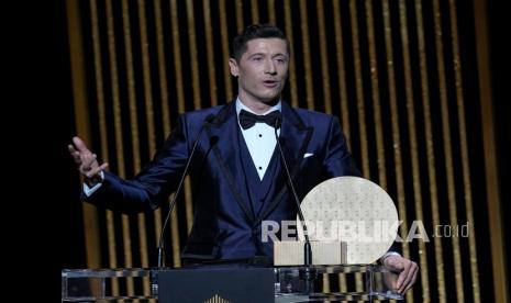 Striker Bayern Munich Robert Lewandowski berbicara kepada hadirin setelah menerima penghargaan Striker of the Year 2021 selama upacara Ballon d'Or 2021 di Paris, Prancis. Namun Lewandowski gagal meraih penghargaan Ballon d'Or 2021 yang jatuh ke tangan Lionel Messi.