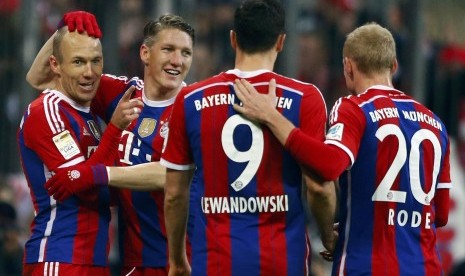 Bayern Munich's Arjen Robben, Bastian Schweinsteiger, Robert Lewandowski and Sebastian Rode (L-R) celebrate a goal against Hoffenheim during their German first division Bundesliga soccer match in Munich November 22, 2014. 