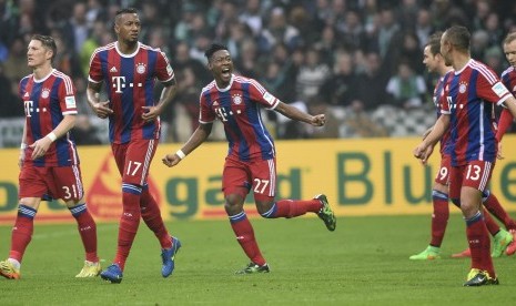 Bayern Munich's David Alaba (C) celebrates with team mates after scoring a goal during the German Bundesliga first division soccer match against Werder Bremen in Bremen, March 14, 2015. 