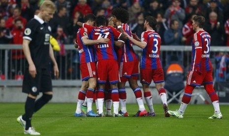 Bayern Munich's Mario Goetze is covered by fellow team mates while celebrating his goal against Eintracht Braunschweig in their German Cup (DFB Pokal) soccer match in Munich March 4, 2015. 