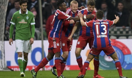 Bayern Munich's Thomas Mueller (2nd R) celebrates with team mates after scoring the opening goal against Werder Bremen during their German Bundesliga first division soccer match in Bremen, March 14, 2015.