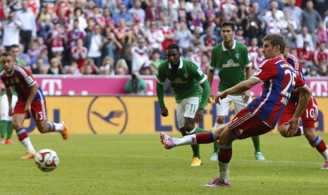 Bayern Munich's Thomas Mueller kicks to score a goal against Werder Bremen during their German Bundesliga first division soccer match in Munich October 18, 2014