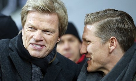 Oliver Kahn (kiri).