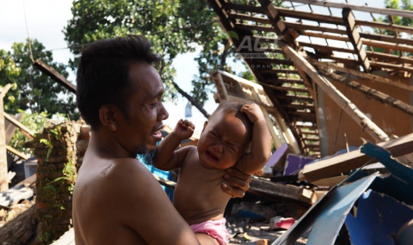 Bayi Alfia bersama sang ayah, ibunya tewas setelah tertimpa balok saat menyelamatkan diri ketika gempa terjadi di Lombok, Ahad (5/8) lalu.